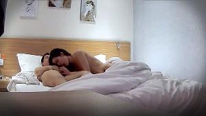 摄像头偷拍中年大叔酒店带年轻妹子操逼妹子气质漂亮抓着屌一顿猛吸用脚勾着要爆操操的美女浪叫大声